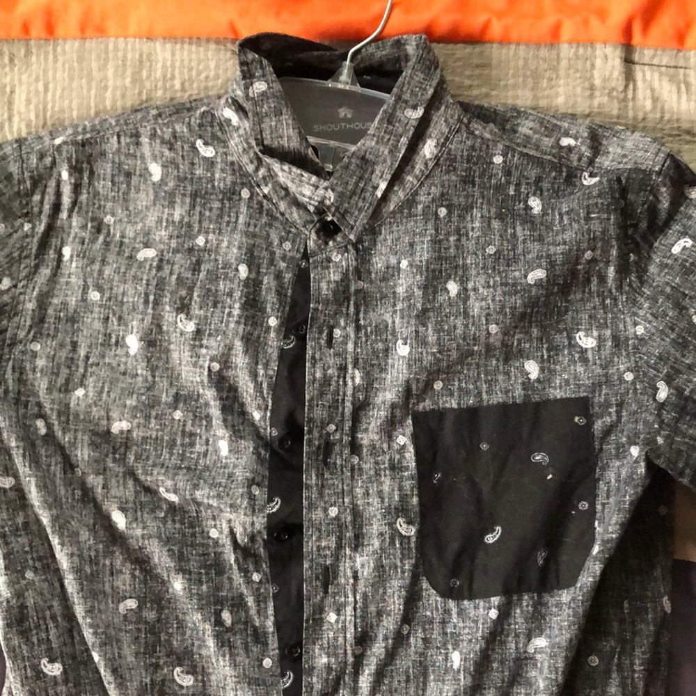Shouthouse button down